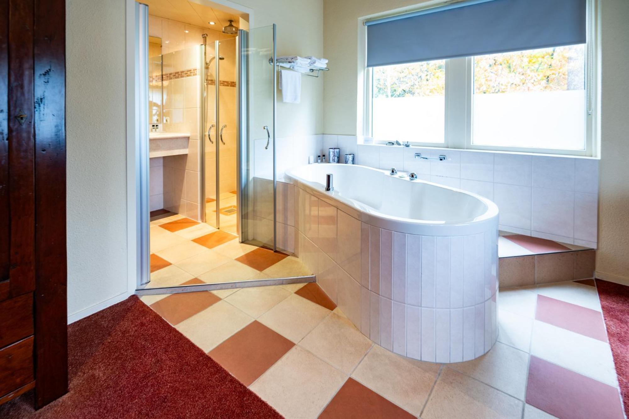 Luxe double room bathtub