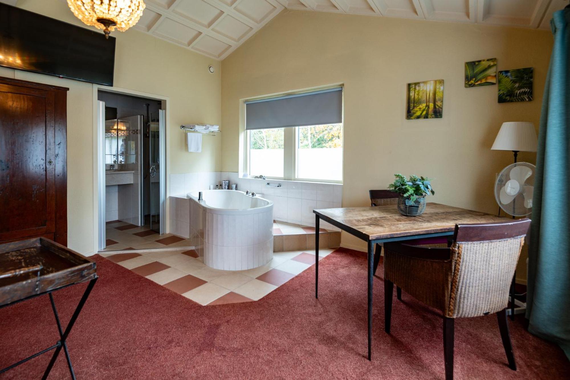 Luxe double room bathtub
