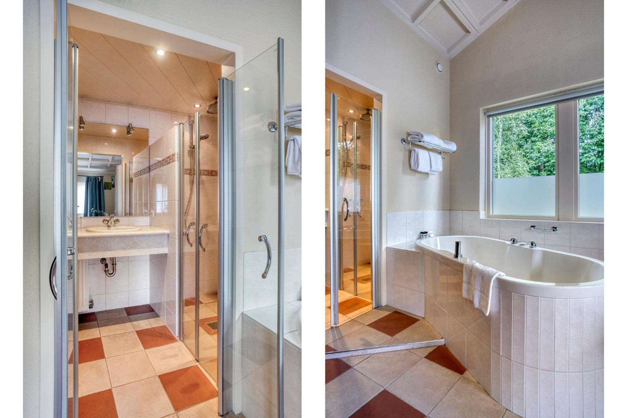 Luxe double room bathtub